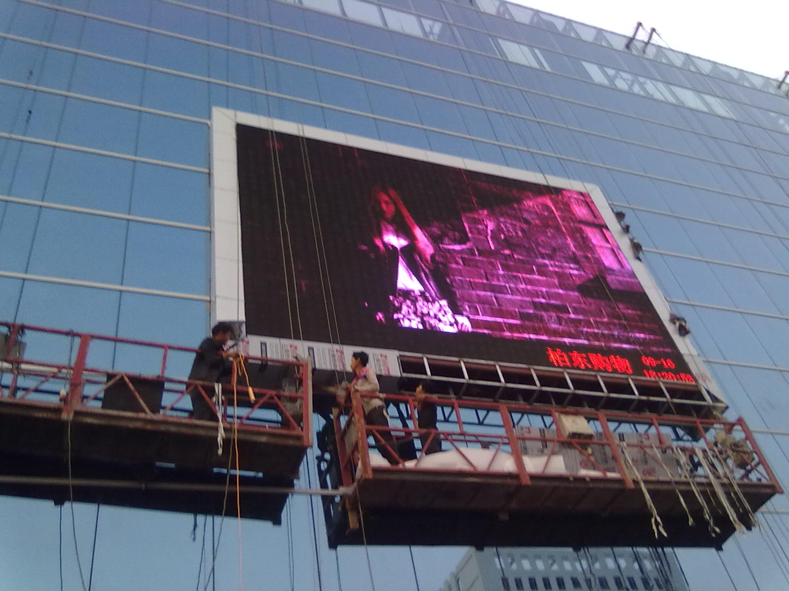 柏东购物广场户外P8全彩LED显示屏